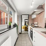 Exquisite 4 Bed In - Sleeps 10 度假居 利兹