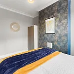 Exquisite 4 Bed In - Sleeps 10 度假居