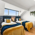 Exquisite 4 Bed In - Sleeps 10 度假居 利兹
