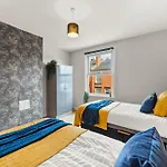 Exquisite 4 Bed In - Sleeps 10 利兹