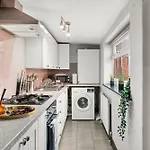 Exquisite 4 Bed In - Sleeps 10 度假居 *