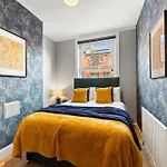 Exquisite 4 Bed In - Sleeps 10 利兹