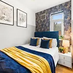 Exquisite 4 Bed In - Sleeps 10 利兹