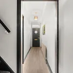 Exquisite 4 Bed In - Sleeps 10 度假居 *
