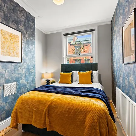 Exquisite 4 Bed In - Sleeps 10 Лидс