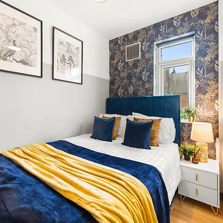 Exquisite 4 Bed In - Sleeps 10 Лидс