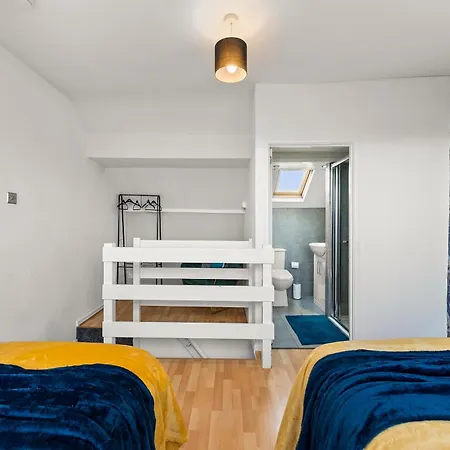 Vakantiehuis Exquisite 4 Bed In - Sleeps 10