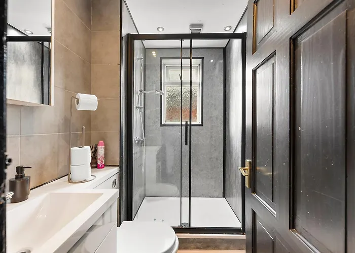 Будинок відпочинку Exquisite 4 Bed In - Sleeps 10 *