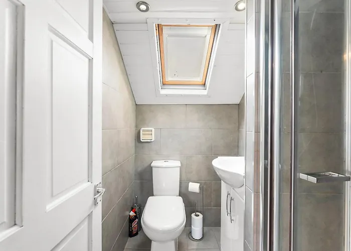 Будинок відпочинку Exquisite 4 Bed In - Sleeps 10