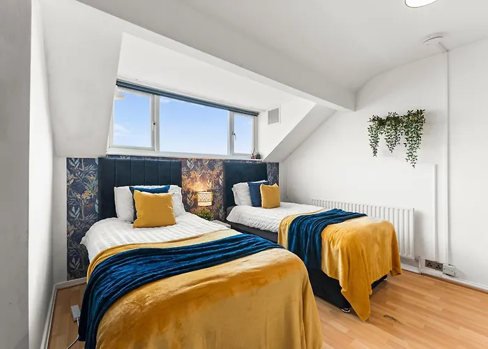 Exquisite 4 Bed In - Sleeps 10 Будинок відпочинку Лідс