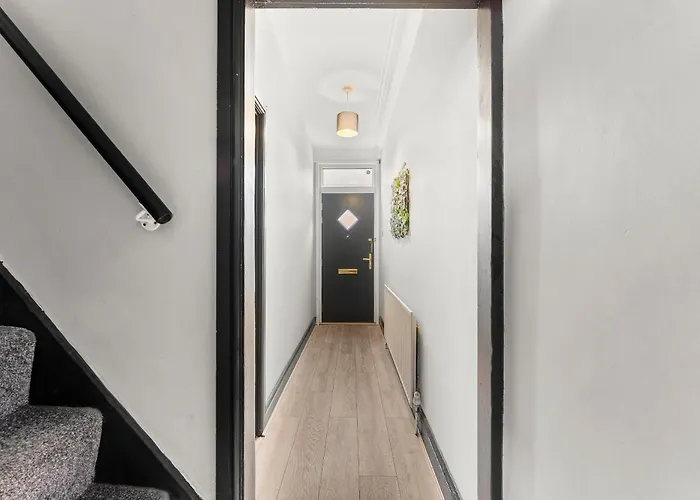 Exquisite 4 Bed In - Sleeps 10 Будинок відпочинку *