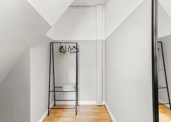 Exquisite 4 Bed In - Sleeps 10 Будинок відпочинку Лідс