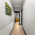 Semesterbostad Exquisite 4 Bed In - Sleeps 10