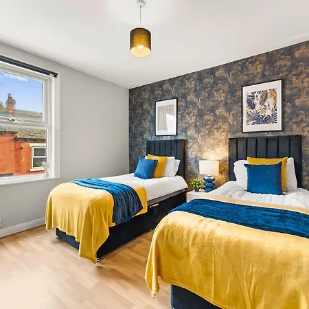 Exquisite 4 Bed In - Sleeps 10 Leeds (West Yorkshire)
