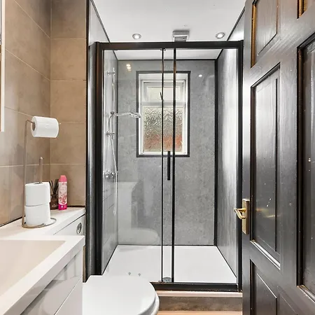 Semesterbostad Exquisite 4 Bed In - Sleeps 10 *
