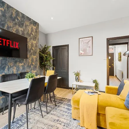 Exquisite 4 Bed In - Sleeps 10 Semesterbostad